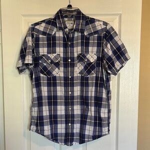 Urban Pipeline men’s white and blue short sleeve pearl snap shirt size small